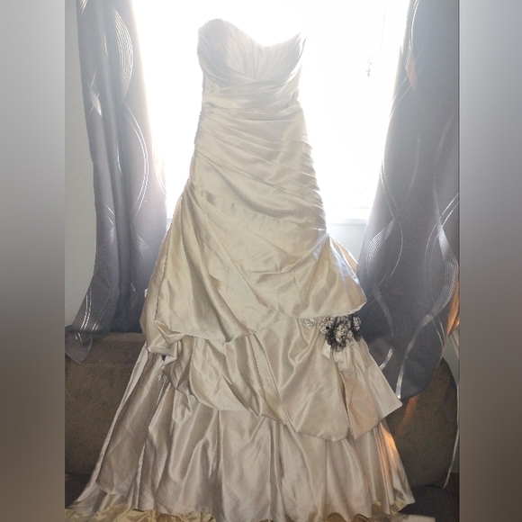 Elegant Cream Strapless Gown